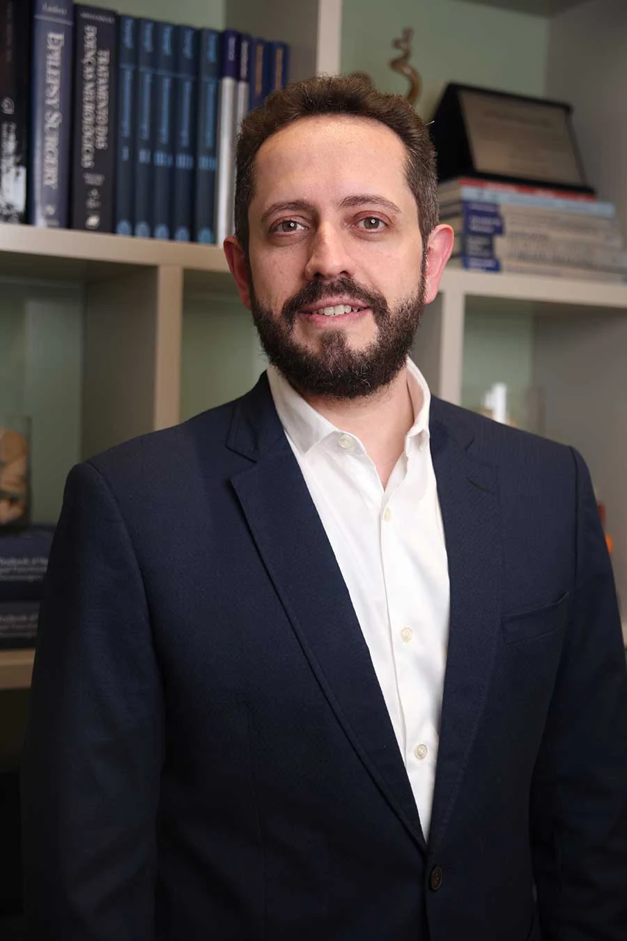 Retrato do Dr. Lauro Sideratos, médico neurologista especialista em DBS